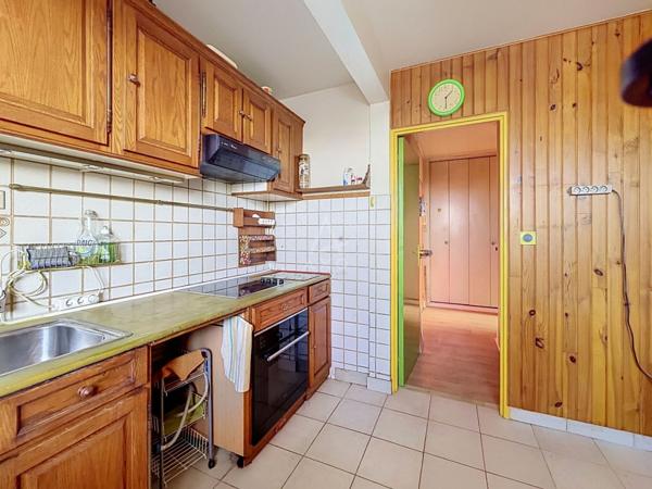 Appartement 3 pièces à rénover – dernier étage, terrasse et vue dégagée