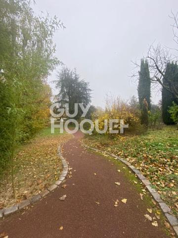 Terrain Grenay 830 m2 plat libre constructeur.