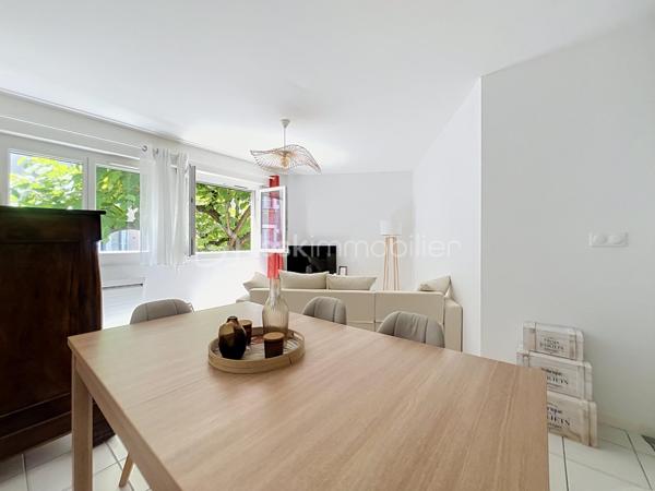 Situé au deuxième étage d'un immeuble de la rue des Bains, découvrez ce magnifique T2 de 50,85 m², véritable petit cocon de charme entièrement refait au goût du jour. Idéal pour une personne seule ou un couple, cet appartement chaleureux et très mignon saura immédiatement vous séduire par son atmosphère ultra-agréable.

Dès l'entrée, vous serez séduit par l'optimisation de l'espace, notamment grâce à un couloir fonctionnel doté de rangements intégrés. La pièce de vie, lumineuse et accueillante, est équipée de moustiquaires aux fenêtres pour savourer les beaux jours en toute sérénité. 
Une cuisine intégralement refaite à neuf, moderne et prête à l'emploi. Une belle chambre avec une salle de bain et wc séparé.

Côté confort, le bien bénéficie d'un chauffage électrique avec radiateur à inertie et d'un double vitrage performant installé il y a tout juste deux ans ainsi que des volets roulants. DPE C.

L'emplacement est un autre atout majeur de ce bien : niché dans une petite rue très calme du plein centre-ville, il est pourtant situé au cœur d'un quartier particulièrement dynamique. 

Vous profiterez ainsi d'une vie quotidienne facilitée par la proximité immédiate de toutes les commodités : commerces, transports en commun et écoles sont accessibles en quelques pas.
La taxe foncière s'élève quant à elle à 1 720 €.

Pour parfaire le tout, cet appartement dispose d'une cave.

 Enfin, privilège rare et particulièrement recherché dans le secteur, le bien est vendu avec un garage sécurisé, proposé en sus au prix de 17 000 €. 

Une opportunité rare sur le marché, où il ne vous reste plus qu'à poser vos valises.

Contactez moi pour une visite. 0698298014.