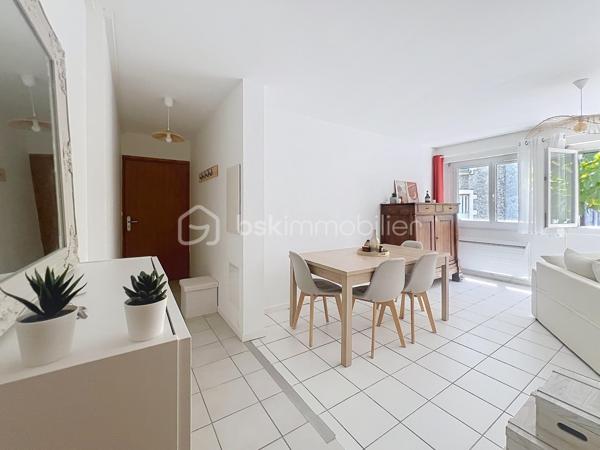 Situé au deuxième étage d'un immeuble de la rue des Bains, découvrez ce magnifique T2 de 50,85 m², véritable petit cocon de charme entièrement refait au goût du jour. Idéal pour une personne seule ou un couple, cet appartement chaleureux et très mignon saura immédiatement vous séduire par son atmosphère ultra-agréable.

Dès l'entrée, vous serez séduit par l'optimisation de l'espace, notamment grâce à un couloir fonctionnel doté de rangements intégrés. La pièce de vie, lumineuse et accueillante, est équipée de moustiquaires aux fenêtres pour savourer les beaux jours en toute sérénité. 
Une cuisine intégralement refaite à neuf, moderne et prête à l'emploi. Une belle chambre avec une salle de bain et wc séparé.

Côté confort, le bien bénéficie d'un chauffage électrique avec radiateur à inertie et d'un double vitrage performant installé il y a tout juste deux ans ainsi que des volets roulants. DPE C.

L'emplacement est un autre atout majeur de ce bien : niché dans une petite rue très calme du plein centre-ville, il est pourtant situé au cœur d'un quartier particulièrement dynamique. 

Vous profiterez ainsi d'une vie quotidienne facilitée par la proximité immédiate de toutes les commodités : commerces, transports en commun et écoles sont accessibles en quelques pas.
La taxe foncière s'élève quant à elle à 1 720 €.

Pour parfaire le tout, cet appartement dispose d'une cave.

 Enfin, privilège rare et particulièrement recherché dans le secteur, le bien est vendu avec un garage sécurisé, proposé en sus au prix de 17 000 €. 

Une opportunité rare sur le marché, où il ne vous reste plus qu'à poser vos valises.

Contactez moi pour une visite. 0698298014.