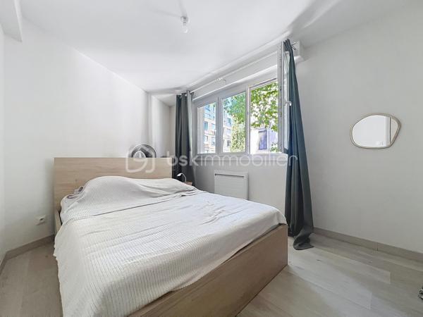 Situé au deuxième étage d'un immeuble de la rue des Bains, découvrez ce magnifique T2 de 50,85 m², véritable petit cocon de charme entièrement refait au goût du jour. Idéal pour une personne seule ou un couple, cet appartement chaleureux et très mignon saura immédiatement vous séduire par son atmosphère ultra-agréable.

Dès l'entrée, vous serez séduit par l'optimisation de l'espace, notamment grâce à un couloir fonctionnel doté de rangements intégrés. La pièce de vie, lumineuse et accueillante, est équipée de moustiquaires aux fenêtres pour savourer les beaux jours en toute sérénité. 
Une cuisine intégralement refaite à neuf, moderne et prête à l'emploi. Une belle chambre avec une salle de bain et wc séparé.

Côté confort, le bien bénéficie d'un chauffage électrique avec radiateur à inertie et d'un double vitrage performant installé il y a tout juste deux ans ainsi que des volets roulants. DPE C.

L'emplacement est un autre atout majeur de ce bien : niché dans une petite rue très calme du plein centre-ville, il est pourtant situé au cœur d'un quartier particulièrement dynamique. 

Vous profiterez ainsi d'une vie quotidienne facilitée par la proximité immédiate de toutes les commodités : commerces, transports en commun et écoles sont accessibles en quelques pas.
La taxe foncière s'élève quant à elle à 1 720 €.

Pour parfaire le tout, cet appartement dispose d'une cave.

 Enfin, privilège rare et particulièrement recherché dans le secteur, le bien est vendu avec un garage sécurisé, proposé en sus au prix de 17 000 €. 

Une opportunité rare sur le marché, où il ne vous reste plus qu'à poser vos valises.

Contactez moi pour une visite. 0698298014.