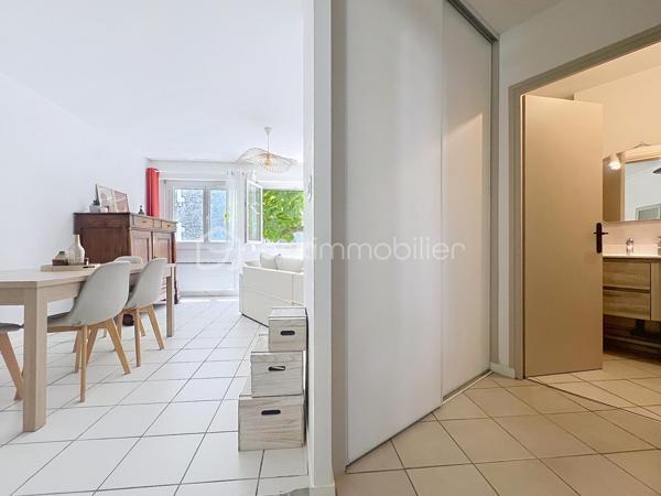 Situé au deuxième étage d'un immeuble de la rue des Bains, découvrez ce magnifique T2 de 50,85 m², véritable petit cocon de charme entièrement refait au goût du jour. Idéal pour une personne seule ou un couple, cet appartement chaleureux et très mignon saura immédiatement vous séduire par son atmosphère ultra-agréable.

Dès l'entrée, vous serez séduit par l'optimisation de l'espace, notamment grâce à un couloir fonctionnel doté de rangements intégrés. La pièce de vie, lumineuse et accueillante, est équipée de moustiquaires aux fenêtres pour savourer les beaux jours en toute sérénité. 
Une cuisine intégralement refaite à neuf, moderne et prête à l'emploi. Une belle chambre avec une salle de bain et wc séparé.

Côté confort, le bien bénéficie d'un chauffage électrique avec radiateur à inertie et d'un double vitrage performant installé il y a tout juste deux ans ainsi que des volets roulants. DPE C.

L'emplacement est un autre atout majeur de ce bien : niché dans une petite rue très calme du plein centre-ville, il est pourtant situé au cœur d'un quartier particulièrement dynamique. 

Vous profiterez ainsi d'une vie quotidienne facilitée par la proximité immédiate de toutes les commodités : commerces, transports en commun et écoles sont accessibles en quelques pas.
La taxe foncière s'élève quant à elle à 1 720 €.

Pour parfaire le tout, cet appartement dispose d'une cave.

 Enfin, privilège rare et particulièrement recherché dans le secteur, le bien est vendu avec un garage sécurisé, proposé en sus au prix de 17 000 €. 

Une opportunité rare sur le marché, où il ne vous reste plus qu'à poser vos valises.

Contactez moi pour une visite. 0698298014.