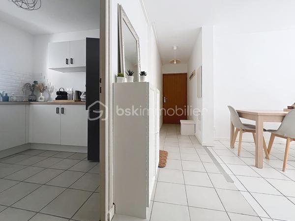 Situé au deuxième étage d'un immeuble de la rue des Bains, découvrez ce magnifique T2 de 50,85 m², véritable petit cocon de charme entièrement refait au goût du jour. Idéal pour une personne seule ou un couple, cet appartement chaleureux et très mignon saura immédiatement vous séduire par son atmosphère ultra-agréable.

Dès l'entrée, vous serez séduit par l'optimisation de l'espace, notamment grâce à un couloir fonctionnel doté de rangements intégrés. La pièce de vie, lumineuse et accueillante, est équipée de moustiquaires aux fenêtres pour savourer les beaux jours en toute sérénité. 
Une cuisine intégralement refaite à neuf, moderne et prête à l'emploi. Une belle chambre avec une salle de bain et wc séparé.

Côté confort, le bien bénéficie d'un chauffage électrique avec radiateur à inertie et d'un double vitrage performant installé il y a tout juste deux ans ainsi que des volets roulants. DPE C.

L'emplacement est un autre atout majeur de ce bien : niché dans une petite rue très calme du plein centre-ville, il est pourtant situé au cœur d'un quartier particulièrement dynamique. 

Vous profiterez ainsi d'une vie quotidienne facilitée par la proximité immédiate de toutes les commodités : commerces, transports en commun et écoles sont accessibles en quelques pas.
La taxe foncière s'élève quant à elle à 1 720 €.

Pour parfaire le tout, cet appartement dispose d'une cave.

 Enfin, privilège rare et particulièrement recherché dans le secteur, le bien est vendu avec un garage sécurisé, proposé en sus au prix de 17 000 €. 

Une opportunité rare sur le marché, où il ne vous reste plus qu'à poser vos valises.

Contactez moi pour une visite. 0698298014.