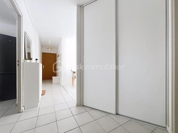 Situé au deuxième étage d'un immeuble de la rue des Bains, découvrez ce magnifique T2 de 50,85 m², véritable petit cocon de charme entièrement refait au goût du jour. Idéal pour une personne seule ou un couple, cet appartement chaleureux et très mignon saura immédiatement vous séduire par son atmosphère ultra-agréable.

Dès l'entrée, vous serez séduit par l'optimisation de l'espace, notamment grâce à un couloir fonctionnel doté de rangements intégrés. La pièce de vie, lumineuse et accueillante, est équipée de moustiquaires aux fenêtres pour savourer les beaux jours en toute sérénité. 
Une cuisine intégralement refaite à neuf, moderne et prête à l'emploi. Une belle chambre avec une salle de bain et wc séparé.

Côté confort, le bien bénéficie d'un chauffage électrique avec radiateur à inertie et d'un double vitrage performant installé il y a tout juste deux ans ainsi que des volets roulants. DPE C.

L'emplacement est un autre atout majeur de ce bien : niché dans une petite rue très calme du plein centre-ville, il est pourtant situé au cœur d'un quartier particulièrement dynamique. 

Vous profiterez ainsi d'une vie quotidienne facilitée par la proximité immédiate de toutes les commodités : commerces, transports en commun et écoles sont accessibles en quelques pas.
La taxe foncière s'élève quant à elle à 1 720 €.

Pour parfaire le tout, cet appartement dispose d'une cave.

 Enfin, privilège rare et particulièrement recherché dans le secteur, le bien est vendu avec un garage sécurisé, proposé en sus au prix de 17 000 €. 

Une opportunité rare sur le marché, où il ne vous reste plus qu'à poser vos valises.

Contactez moi pour une visite. 0698298014.