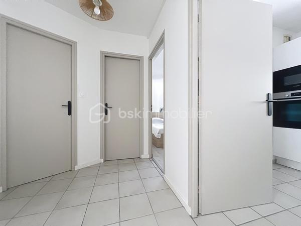 Situé au deuxième étage d'un immeuble de la rue des Bains, découvrez ce magnifique T2 de 50,85 m², véritable petit cocon de charme entièrement refait au goût du jour. Idéal pour une personne seule ou un couple, cet appartement chaleureux et très mignon saura immédiatement vous séduire par son atmosphère ultra-agréable.

Dès l'entrée, vous serez séduit par l'optimisation de l'espace, notamment grâce à un couloir fonctionnel doté de rangements intégrés. La pièce de vie, lumineuse et accueillante, est équipée de moustiquaires aux fenêtres pour savourer les beaux jours en toute sérénité. 
Une cuisine intégralement refaite à neuf, moderne et prête à l'emploi. Une belle chambre avec une salle de bain et wc séparé.

Côté confort, le bien bénéficie d'un chauffage électrique avec radiateur à inertie et d'un double vitrage performant installé il y a tout juste deux ans ainsi que des volets roulants. DPE C.

L'emplacement est un autre atout majeur de ce bien : niché dans une petite rue très calme du plein centre-ville, il est pourtant situé au cœur d'un quartier particulièrement dynamique. 

Vous profiterez ainsi d'une vie quotidienne facilitée par la proximité immédiate de toutes les commodités : commerces, transports en commun et écoles sont accessibles en quelques pas.
La taxe foncière s'élève quant à elle à 1 720 €.

Pour parfaire le tout, cet appartement dispose d'une cave.

 Enfin, privilège rare et particulièrement recherché dans le secteur, le bien est vendu avec un garage sécurisé, proposé en sus au prix de 17 000 €. 

Une opportunité rare sur le marché, où il ne vous reste plus qu'à poser vos valises.

Contactez moi pour une visite. 0698298014.