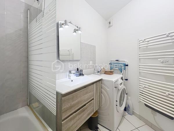 Situé au deuxième étage d'un immeuble de la rue des Bains, découvrez ce magnifique T2 de 50,85 m², véritable petit cocon de charme entièrement refait au goût du jour. Idéal pour une personne seule ou un couple, cet appartement chaleureux et très mignon saura immédiatement vous séduire par son atmosphère ultra-agréable.

Dès l'entrée, vous serez séduit par l'optimisation de l'espace, notamment grâce à un couloir fonctionnel doté de rangements intégrés. La pièce de vie, lumineuse et accueillante, est équipée de moustiquaires aux fenêtres pour savourer les beaux jours en toute sérénité. 
Une cuisine intégralement refaite à neuf, moderne et prête à l'emploi. Une belle chambre avec une salle de bain et wc séparé.

Côté confort, le bien bénéficie d'un chauffage électrique avec radiateur à inertie et d'un double vitrage performant installé il y a tout juste deux ans ainsi que des volets roulants. DPE C.

L'emplacement est un autre atout majeur de ce bien : niché dans une petite rue très calme du plein centre-ville, il est pourtant situé au cœur d'un quartier particulièrement dynamique. 

Vous profiterez ainsi d'une vie quotidienne facilitée par la proximité immédiate de toutes les commodités : commerces, transports en commun et écoles sont accessibles en quelques pas.
La taxe foncière s'élève quant à elle à 1 720 €.

Pour parfaire le tout, cet appartement dispose d'une cave.

 Enfin, privilège rare et particulièrement recherché dans le secteur, le bien est vendu avec un garage sécurisé, proposé en sus au prix de 17 000 €. 

Une opportunité rare sur le marché, où il ne vous reste plus qu'à poser vos valises.

Contactez moi pour une visite. 0698298014.