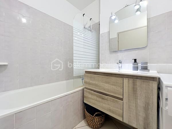 Situé au deuxième étage d'un immeuble de la rue des Bains, découvrez ce magnifique T2 de 50,85 m², véritable petit cocon de charme entièrement refait au goût du jour. Idéal pour une personne seule ou un couple, cet appartement chaleureux et très mignon saura immédiatement vous séduire par son atmosphère ultra-agréable.

Dès l'entrée, vous serez séduit par l'optimisation de l'espace, notamment grâce à un couloir fonctionnel doté de rangements intégrés. La pièce de vie, lumineuse et accueillante, est équipée de moustiquaires aux fenêtres pour savourer les beaux jours en toute sérénité. 
Une cuisine intégralement refaite à neuf, moderne et prête à l'emploi. Une belle chambre avec une salle de bain et wc séparé.

Côté confort, le bien bénéficie d'un chauffage électrique avec radiateur à inertie et d'un double vitrage performant installé il y a tout juste deux ans ainsi que des volets roulants. DPE C.

L'emplacement est un autre atout majeur de ce bien : niché dans une petite rue très calme du plein centre-ville, il est pourtant situé au cœur d'un quartier particulièrement dynamique. 

Vous profiterez ainsi d'une vie quotidienne facilitée par la proximité immédiate de toutes les commodités : commerces, transports en commun et écoles sont accessibles en quelques pas.
La taxe foncière s'élève quant à elle à 1 720 €.

Pour parfaire le tout, cet appartement dispose d'une cave.

 Enfin, privilège rare et particulièrement recherché dans le secteur, le bien est vendu avec un garage sécurisé, proposé en sus au prix de 17 000 €. 

Une opportunité rare sur le marché, où il ne vous reste plus qu'à poser vos valises.

Contactez moi pour une visite. 0698298014.