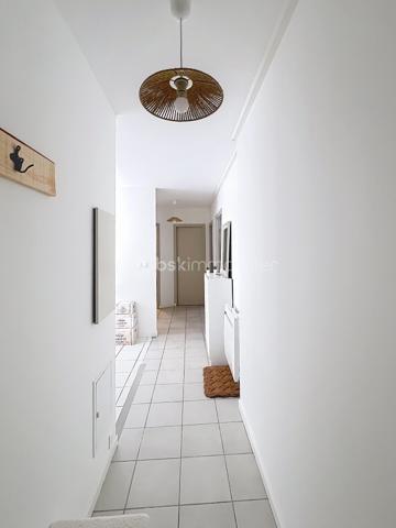 Situé au deuxième étage d'un immeuble de la rue des Bains, découvrez ce magnifique T2 de 50,85 m², véritable petit cocon de charme entièrement refait au goût du jour. Idéal pour une personne seule ou un couple, cet appartement chaleureux et très mignon saura immédiatement vous séduire par son atmosphère ultra-agréable.

Dès l'entrée, vous serez séduit par l'optimisation de l'espace, notamment grâce à un couloir fonctionnel doté de rangements intégrés. La pièce de vie, lumineuse et accueillante, est équipée de moustiquaires aux fenêtres pour savourer les beaux jours en toute sérénité. 
Une cuisine intégralement refaite à neuf, moderne et prête à l'emploi. Une belle chambre avec une salle de bain et wc séparé.

Côté confort, le bien bénéficie d'un chauffage électrique avec radiateur à inertie et d'un double vitrage performant installé il y a tout juste deux ans ainsi que des volets roulants. DPE C.

L'emplacement est un autre atout majeur de ce bien : niché dans une petite rue très calme du plein centre-ville, il est pourtant situé au cœur d'un quartier particulièrement dynamique. 

Vous profiterez ainsi d'une vie quotidienne facilitée par la proximité immédiate de toutes les commodités : commerces, transports en commun et écoles sont accessibles en quelques pas.
La taxe foncière s'élève quant à elle à 1 720 €.

Pour parfaire le tout, cet appartement dispose d'une cave.

 Enfin, privilège rare et particulièrement recherché dans le secteur, le bien est vendu avec un garage sécurisé, proposé en sus au prix de 17 000 €. 

Une opportunité rare sur le marché, où il ne vous reste plus qu'à poser vos valises.

Contactez moi pour une visite. 0698298014.