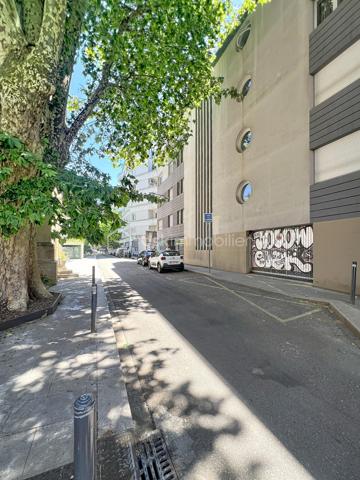 Situé au deuxième étage d'un immeuble de la rue des Bains, découvrez ce magnifique T2 de 50,85 m², véritable petit cocon de charme entièrement refait au goût du jour. Idéal pour une personne seule ou un couple, cet appartement chaleureux et très mignon saura immédiatement vous séduire par son atmosphère ultra-agréable.

Dès l'entrée, vous serez séduit par l'optimisation de l'espace, notamment grâce à un couloir fonctionnel doté de rangements intégrés. La pièce de vie, lumineuse et accueillante, est équipée de moustiquaires aux fenêtres pour savourer les beaux jours en toute sérénité. 
Une cuisine intégralement refaite à neuf, moderne et prête à l'emploi. Une belle chambre avec une salle de bain et wc séparé.

Côté confort, le bien bénéficie d'un chauffage électrique avec radiateur à inertie et d'un double vitrage performant installé il y a tout juste deux ans ainsi que des volets roulants. DPE C.

L'emplacement est un autre atout majeur de ce bien : niché dans une petite rue très calme du plein centre-ville, il est pourtant situé au cœur d'un quartier particulièrement dynamique. 

Vous profiterez ainsi d'une vie quotidienne facilitée par la proximité immédiate de toutes les commodités : commerces, transports en commun et écoles sont accessibles en quelques pas.
La taxe foncière s'élève quant à elle à 1 720 €.

Pour parfaire le tout, cet appartement dispose d'une cave.

 Enfin, privilège rare et particulièrement recherché dans le secteur, le bien est vendu avec un garage sécurisé, proposé en sus au prix de 17 000 €. 

Une opportunité rare sur le marché, où il ne vous reste plus qu'à poser vos valises.

Contactez moi pour une visite. 0698298014.