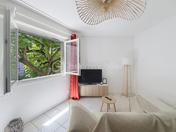 Situé au deuxième étage d'un immeuble de la rue des Bains, découvrez ce magnifique T2 de 50,85 m², véritable petit cocon de charme entièrement refait au goût du jour. Idéal pour une personne seule ou un couple, cet appartement chaleureux et très mignon saura immédiatement vous séduire par son atmosphère ultra-agréable.

Dès l'entrée, vous serez séduit par l'optimisation de l'espace, notamment grâce à un couloir fonctionnel doté de rangements intégrés. La pièce de vie, lumineuse et accueillante, est équipée de moustiquaires aux fenêtres pour savourer les beaux jours en toute sérénité. 
Une cuisine intégralement refaite à neuf, moderne et prête à l'emploi. Une belle chambre avec une salle de bain et wc séparé.

Côté confort, le bien bénéficie d'un chauffage électrique avec radiateur à inertie et d'un double vitrage performant installé il y a tout juste deux ans ainsi que des volets roulants. DPE C.

L'emplacement est un autre atout majeur de ce bien : niché dans une petite rue très calme du plein centre-ville, il est pourtant situé au cœur d'un quartier particulièrement dynamique. 

Vous profiterez ainsi d'une vie quotidienne facilitée par la proximité immédiate de toutes les commodités : commerces, transports en commun et écoles sont accessibles en quelques pas.
La taxe foncière s'élève quant à elle à 1 720 €.

Pour parfaire le tout, cet appartement dispose d'une cave.

 Enfin, privilège rare et particulièrement recherché dans le secteur, le bien est vendu avec un garage sécurisé, proposé en sus au prix de 17 000 €. 

Une opportunité rare sur le marché, où il ne vous reste plus qu'à poser vos valises.

Contactez moi pour une visite. 0698298014.