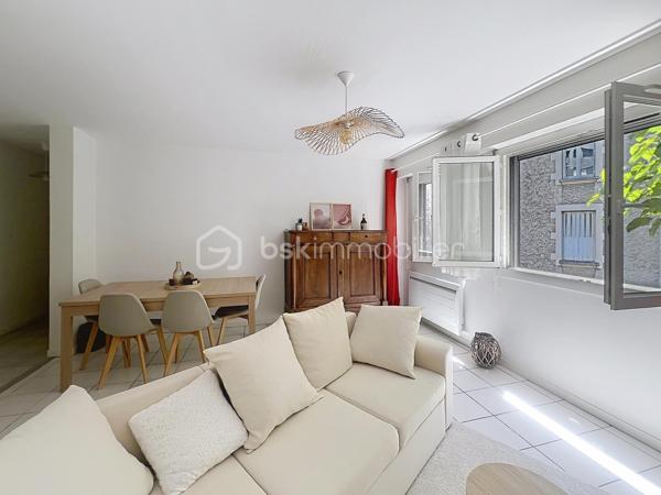 Situé au deuxième étage d'un immeuble de la rue des Bains, découvrez ce magnifique T2 de 50,85 m², véritable petit cocon de charme entièrement refait au goût du jour. Idéal pour une personne seule ou un couple, cet appartement chaleureux et très mignon saura immédiatement vous séduire par son atmosphère ultra-agréable.

Dès l'entrée, vous serez séduit par l'optimisation de l'espace, notamment grâce à un couloir fonctionnel doté de rangements intégrés. La pièce de vie, lumineuse et accueillante, est équipée de moustiquaires aux fenêtres pour savourer les beaux jours en toute sérénité. 
Une cuisine intégralement refaite à neuf, moderne et prête à l'emploi. Une belle chambre avec une salle de bain et wc séparé.

Côté confort, le bien bénéficie d'un chauffage électrique avec radiateur à inertie et d'un double vitrage performant installé il y a tout juste deux ans ainsi que des volets roulants. DPE C.

L'emplacement est un autre atout majeur de ce bien : niché dans une petite rue très calme du plein centre-ville, il est pourtant situé au cœur d'un quartier particulièrement dynamique. 

Vous profiterez ainsi d'une vie quotidienne facilitée par la proximité immédiate de toutes les commodités : commerces, transports en commun et écoles sont accessibles en quelques pas.
La taxe foncière s'élève quant à elle à 1 720 €.

Pour parfaire le tout, cet appartement dispose d'une cave.

 Enfin, privilège rare et particulièrement recherché dans le secteur, le bien est vendu avec un garage sécurisé, proposé en sus au prix de 17 000 €. 

Une opportunité rare sur le marché, où il ne vous reste plus qu'à poser vos valises.

Contactez moi pour une visite. 0698298014.