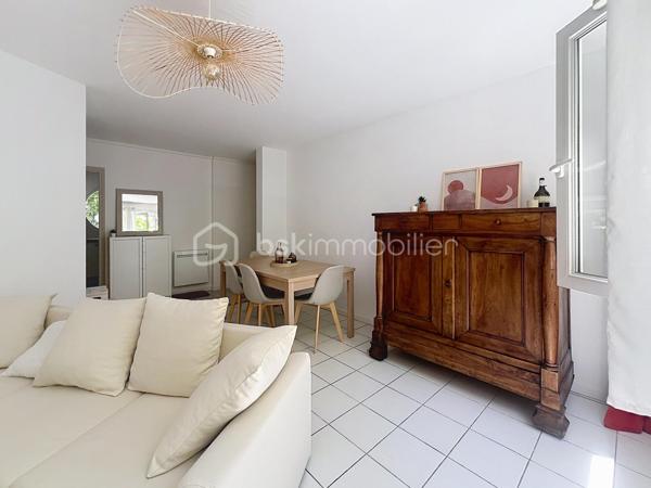 Situé au deuxième étage d'un immeuble de la rue des Bains, découvrez ce magnifique T2 de 50,85 m², véritable petit cocon de charme entièrement refait au goût du jour. Idéal pour une personne seule ou un couple, cet appartement chaleureux et très mignon saura immédiatement vous séduire par son atmosphère ultra-agréable.

Dès l'entrée, vous serez séduit par l'optimisation de l'espace, notamment grâce à un couloir fonctionnel doté de rangements intégrés. La pièce de vie, lumineuse et accueillante, est équipée de moustiquaires aux fenêtres pour savourer les beaux jours en toute sérénité. 
Une cuisine intégralement refaite à neuf, moderne et prête à l'emploi. Une belle chambre avec une salle de bain et wc séparé.

Côté confort, le bien bénéficie d'un chauffage électrique avec radiateur à inertie et d'un double vitrage performant installé il y a tout juste deux ans ainsi que des volets roulants. DPE C.

L'emplacement est un autre atout majeur de ce bien : niché dans une petite rue très calme du plein centre-ville, il est pourtant situé au cœur d'un quartier particulièrement dynamique. 

Vous profiterez ainsi d'une vie quotidienne facilitée par la proximité immédiate de toutes les commodités : commerces, transports en commun et écoles sont accessibles en quelques pas.
La taxe foncière s'élève quant à elle à 1 720 €.

Pour parfaire le tout, cet appartement dispose d'une cave.

 Enfin, privilège rare et particulièrement recherché dans le secteur, le bien est vendu avec un garage sécurisé, proposé en sus au prix de 17 000 €. 

Une opportunité rare sur le marché, où il ne vous reste plus qu'à poser vos valises.

Contactez moi pour une visite. 0698298014.