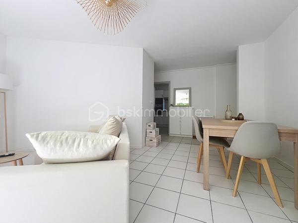 Situé au deuxième étage d'un immeuble de la rue des Bains, découvrez ce magnifique T2 de 50,85 m², véritable petit cocon de charme entièrement refait au goût du jour. Idéal pour une personne seule ou un couple, cet appartement chaleureux et très mignon saura immédiatement vous séduire par son atmosphère ultra-agréable.

Dès l'entrée, vous serez séduit par l'optimisation de l'espace, notamment grâce à un couloir fonctionnel doté de rangements intégrés. La pièce de vie, lumineuse et accueillante, est équipée de moustiquaires aux fenêtres pour savourer les beaux jours en toute sérénité. 
Une cuisine intégralement refaite à neuf, moderne et prête à l'emploi. Une belle chambre avec une salle de bain et wc séparé.

Côté confort, le bien bénéficie d'un chauffage électrique avec radiateur à inertie et d'un double vitrage performant installé il y a tout juste deux ans ainsi que des volets roulants. DPE C.

L'emplacement est un autre atout majeur de ce bien : niché dans une petite rue très calme du plein centre-ville, il est pourtant situé au cœur d'un quartier particulièrement dynamique. 

Vous profiterez ainsi d'une vie quotidienne facilitée par la proximité immédiate de toutes les commodités : commerces, transports en commun et écoles sont accessibles en quelques pas.
La taxe foncière s'élève quant à elle à 1 720 €.

Pour parfaire le tout, cet appartement dispose d'une cave.

 Enfin, privilège rare et particulièrement recherché dans le secteur, le bien est vendu avec un garage sécurisé, proposé en sus au prix de 17 000 €. 

Une opportunité rare sur le marché, où il ne vous reste plus qu'à poser vos valises.

Contactez moi pour une visite. 0698298014.