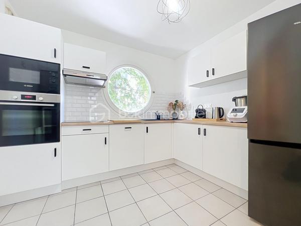 Situé au deuxième étage d'un immeuble de la rue des Bains, découvrez ce magnifique T2 de 50,85 m², véritable petit cocon de charme entièrement refait au goût du jour. Idéal pour une personne seule ou un couple, cet appartement chaleureux et très mignon saura immédiatement vous séduire par son atmosphère ultra-agréable.

Dès l'entrée, vous serez séduit par l'optimisation de l'espace, notamment grâce à un couloir fonctionnel doté de rangements intégrés. La pièce de vie, lumineuse et accueillante, est équipée de moustiquaires aux fenêtres pour savourer les beaux jours en toute sérénité. 
Une cuisine intégralement refaite à neuf, moderne et prête à l'emploi. Une belle chambre avec une salle de bain et wc séparé.

Côté confort, le bien bénéficie d'un chauffage électrique avec radiateur à inertie et d'un double vitrage performant installé il y a tout juste deux ans ainsi que des volets roulants. DPE C.

L'emplacement est un autre atout majeur de ce bien : niché dans une petite rue très calme du plein centre-ville, il est pourtant situé au cœur d'un quartier particulièrement dynamique. 

Vous profiterez ainsi d'une vie quotidienne facilitée par la proximité immédiate de toutes les commodités : commerces, transports en commun et écoles sont accessibles en quelques pas.
La taxe foncière s'élève quant à elle à 1 720 €.

Pour parfaire le tout, cet appartement dispose d'une cave.

 Enfin, privilège rare et particulièrement recherché dans le secteur, le bien est vendu avec un garage sécurisé, proposé en sus au prix de 17 000 €. 

Une opportunité rare sur le marché, où il ne vous reste plus qu'à poser vos valises.

Contactez moi pour une visite. 0698298014.