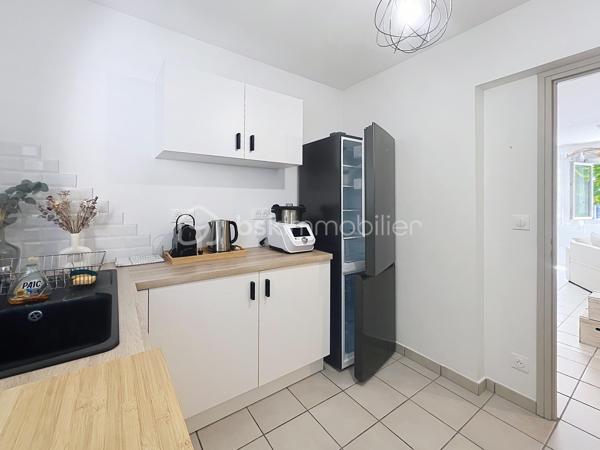 Situé au deuxième étage d'un immeuble de la rue des Bains, découvrez ce magnifique T2 de 50,85 m², véritable petit cocon de charme entièrement refait au goût du jour. Idéal pour une personne seule ou un couple, cet appartement chaleureux et très mignon saura immédiatement vous séduire par son atmosphère ultra-agréable.

Dès l'entrée, vous serez séduit par l'optimisation de l'espace, notamment grâce à un couloir fonctionnel doté de rangements intégrés. La pièce de vie, lumineuse et accueillante, est équipée de moustiquaires aux fenêtres pour savourer les beaux jours en toute sérénité. 
Une cuisine intégralement refaite à neuf, moderne et prête à l'emploi. Une belle chambre avec une salle de bain et wc séparé.

Côté confort, le bien bénéficie d'un chauffage électrique avec radiateur à inertie et d'un double vitrage performant installé il y a tout juste deux ans ainsi que des volets roulants. DPE C.

L'emplacement est un autre atout majeur de ce bien : niché dans une petite rue très calme du plein centre-ville, il est pourtant situé au cœur d'un quartier particulièrement dynamique. 

Vous profiterez ainsi d'une vie quotidienne facilitée par la proximité immédiate de toutes les commodités : commerces, transports en commun et écoles sont accessibles en quelques pas.
La taxe foncière s'élève quant à elle à 1 720 €.

Pour parfaire le tout, cet appartement dispose d'une cave.

 Enfin, privilège rare et particulièrement recherché dans le secteur, le bien est vendu avec un garage sécurisé, proposé en sus au prix de 17 000 €. 

Une opportunité rare sur le marché, où il ne vous reste plus qu'à poser vos valises.

Contactez moi pour une visite. 0698298014.