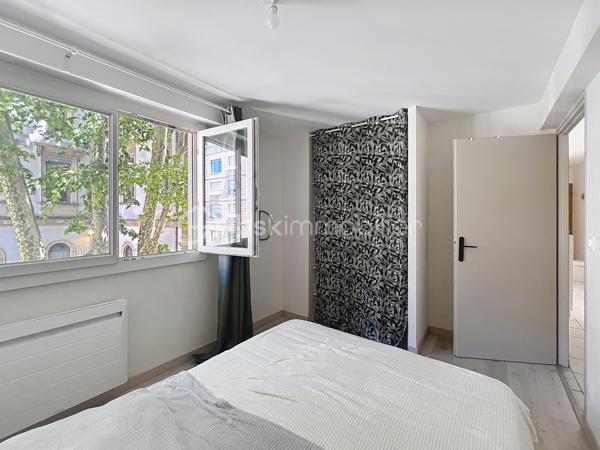 Situé au deuxième étage d'un immeuble de la rue des Bains, découvrez ce magnifique T2 de 50,85 m², véritable petit cocon de charme entièrement refait au goût du jour. Idéal pour une personne seule ou un couple, cet appartement chaleureux et très mignon saura immédiatement vous séduire par son atmosphère ultra-agréable.

Dès l'entrée, vous serez séduit par l'optimisation de l'espace, notamment grâce à un couloir fonctionnel doté de rangements intégrés. La pièce de vie, lumineuse et accueillante, est équipée de moustiquaires aux fenêtres pour savourer les beaux jours en toute sérénité. 
Une cuisine intégralement refaite à neuf, moderne et prête à l'emploi. Une belle chambre avec une salle de bain et wc séparé.

Côté confort, le bien bénéficie d'un chauffage électrique avec radiateur à inertie et d'un double vitrage performant installé il y a tout juste deux ans ainsi que des volets roulants. DPE C.

L'emplacement est un autre atout majeur de ce bien : niché dans une petite rue très calme du plein centre-ville, il est pourtant situé au cœur d'un quartier particulièrement dynamique. 

Vous profiterez ainsi d'une vie quotidienne facilitée par la proximité immédiate de toutes les commodités : commerces, transports en commun et écoles sont accessibles en quelques pas.
La taxe foncière s'élève quant à elle à 1 720 €.

Pour parfaire le tout, cet appartement dispose d'une cave.

 Enfin, privilège rare et particulièrement recherché dans le secteur, le bien est vendu avec un garage sécurisé, proposé en sus au prix de 17 000 €. 

Une opportunité rare sur le marché, où il ne vous reste plus qu'à poser vos valises.

Contactez moi pour une visite. 0698298014.