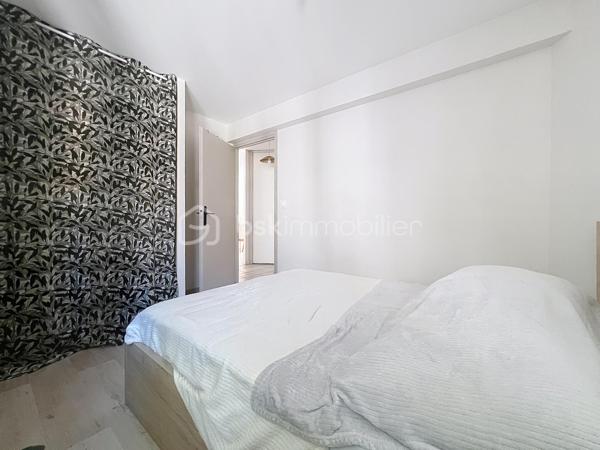 Situé au deuxième étage d'un immeuble de la rue des Bains, découvrez ce magnifique T2 de 50,85 m², véritable petit cocon de charme entièrement refait au goût du jour. Idéal pour une personne seule ou un couple, cet appartement chaleureux et très mignon saura immédiatement vous séduire par son atmosphère ultra-agréable.

Dès l'entrée, vous serez séduit par l'optimisation de l'espace, notamment grâce à un couloir fonctionnel doté de rangements intégrés. La pièce de vie, lumineuse et accueillante, est équipée de moustiquaires aux fenêtres pour savourer les beaux jours en toute sérénité. 
Une cuisine intégralement refaite à neuf, moderne et prête à l'emploi. Une belle chambre avec une salle de bain et wc séparé.

Côté confort, le bien bénéficie d'un chauffage électrique avec radiateur à inertie et d'un double vitrage performant installé il y a tout juste deux ans ainsi que des volets roulants. DPE C.

L'emplacement est un autre atout majeur de ce bien : niché dans une petite rue très calme du plein centre-ville, il est pourtant situé au cœur d'un quartier particulièrement dynamique. 

Vous profiterez ainsi d'une vie quotidienne facilitée par la proximité immédiate de toutes les commodités : commerces, transports en commun et écoles sont accessibles en quelques pas.
La taxe foncière s'élève quant à elle à 1 720 €.

Pour parfaire le tout, cet appartement dispose d'une cave.

 Enfin, privilège rare et particulièrement recherché dans le secteur, le bien est vendu avec un garage sécurisé, proposé en sus au prix de 17 000 €. 

Une opportunité rare sur le marché, où il ne vous reste plus qu'à poser vos valises.

Contactez moi pour une visite. 0698298014.