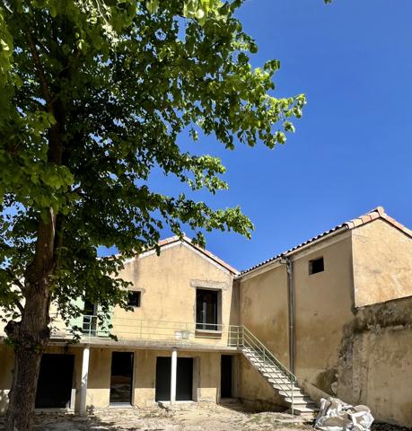 Visan (84820) AUTHENTIQUE MAISON VIGNERONNE EN COURS DE RESTAURATION AU COEUR DES VIGNOBLES DE VISAN