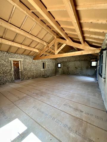 Visan (84820) AUTHENTIQUE MAISON VIGNERONNE EN COURS DE RESTAURATION AU COEUR DES VIGNOBLES DE VISAN