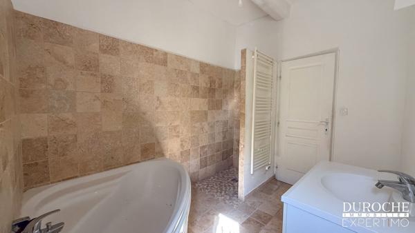 Maison de village de 141 m² avec cour et potentiel — Courthézon