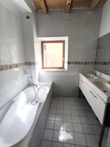 Découvrez cette superbe maison de ville de 130 m², entièrement refaite à neuf, idéalement située dans un quartier calme et recherché du centre-ville de Saint-Jean-de-Moirans. Un véritable cocon alliant confort moderne, luminosité et praticité au quotidien.

Répartie sur deux niveaux, cette maison offre de beaux volumes avec un séjour lumineux de 40m² avec de grandes ouvertures en double vitrage, 3 chambres spacieuses ainsi qu’un espace bureau parfaitement agencées pour accueillir toute la famille. Une salle de bain moderne et 2 WC séparés viennent compléter ce bien pensé pour un confort optimal.

À l’extérieur, laissez-vous séduire par une magnifique terrasse de 65 m², parfaitement exposée : un espace rare en centre-ville, idéal pour profiter des beaux jours en toute tranquillité.

Les prestations sont au rendez-vous : chauffage individuel au gaz, Double vitrage, à proximité immédiate de tout, écoles, commerces, transports bus et gare et accès rapide à l'A48.

Deux places de parking privées, un véritable privilège en cœur de ville.

📍 Un bien rare, prêt à vivre, où il ne reste plus qu’à poser vos valises.

📞 Contactez Anaïs Emptaz 06 85 15 52 63 dès maintenant pour organiser une visite et laissez-vous séduire par ce bien coup de cœur