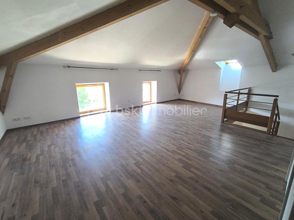 Découvrez cette superbe maison de ville de 130 m², entièrement refaite à neuf, idéalement située dans un quartier calme et recherché du centre-ville de Saint-Jean-de-Moirans. Un véritable cocon alliant confort moderne, luminosité et praticité au quotidien.

Répartie sur deux niveaux, cette maison offre de beaux volumes avec un séjour lumineux de 40m² avec de grandes ouvertures en double vitrage, 3 chambres spacieuses ainsi qu’un espace bureau parfaitement agencées pour accueillir toute la famille. Une salle de bain moderne et 2 WC séparés viennent compléter ce bien pensé pour un confort optimal.

À l’extérieur, laissez-vous séduire par une magnifique terrasse de 65 m², parfaitement exposée : un espace rare en centre-ville, idéal pour profiter des beaux jours en toute tranquillité.

Les prestations sont au rendez-vous : chauffage individuel au gaz, Double vitrage, à proximité immédiate de tout, écoles, commerces, transports bus et gare et accès rapide à l'A48.

Deux places de parking privées, un véritable privilège en cœur de ville.

📍 Un bien rare, prêt à vivre, où il ne reste plus qu’à poser vos valises.

📞 Contactez Anaïs Emptaz 06 85 15 52 63 dès maintenant pour organiser une visite et laissez-vous séduire par ce bien coup de cœur
