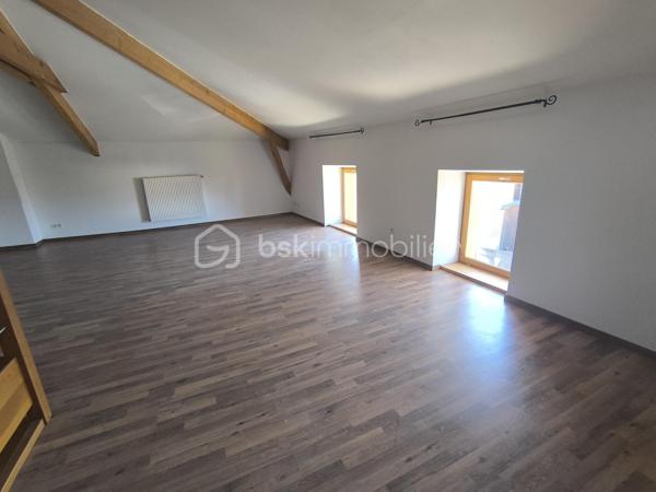 Découvrez cette superbe maison de ville de 130 m², entièrement refaite à neuf, idéalement située dans un quartier calme et recherché du centre-ville de Saint-Jean-de-Moirans. Un véritable cocon alliant confort moderne, luminosité et praticité au quotidien.

Répartie sur deux niveaux, cette maison offre de beaux volumes avec un séjour lumineux de 40m² avec de grandes ouvertures en double vitrage, 3 chambres spacieuses ainsi qu’un espace bureau parfaitement agencées pour accueillir toute la famille. Une salle de bain moderne et 2 WC séparés viennent compléter ce bien pensé pour un confort optimal.

À l’extérieur, laissez-vous séduire par une magnifique terrasse de 65 m², parfaitement exposée : un espace rare en centre-ville, idéal pour profiter des beaux jours en toute tranquillité.

Les prestations sont au rendez-vous : chauffage individuel au gaz, Double vitrage, à proximité immédiate de tout, écoles, commerces, transports bus et gare et accès rapide à l'A48.

Deux places de parking privées, un véritable privilège en cœur de ville.

📍 Un bien rare, prêt à vivre, où il ne reste plus qu’à poser vos valises.

📞 Contactez Anaïs Emptaz 06 85 15 52 63 dès maintenant pour organiser une visite et laissez-vous séduire par ce bien coup de cœur
