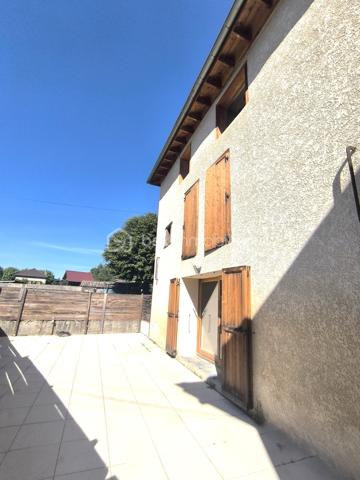 Découvrez cette superbe maison de ville de 130 m², entièrement refaite à neuf, idéalement située dans un quartier calme et recherché du centre-ville de Saint-Jean-de-Moirans. Un véritable cocon alliant confort moderne, luminosité et praticité au quotidien.

Répartie sur deux niveaux, cette maison offre de beaux volumes avec un séjour lumineux de 40m² avec de grandes ouvertures en double vitrage, 3 chambres spacieuses ainsi qu’un espace bureau parfaitement agencées pour accueillir toute la famille. Une salle de bain moderne et 2 WC séparés viennent compléter ce bien pensé pour un confort optimal.

À l’extérieur, laissez-vous séduire par une magnifique terrasse de 65 m², parfaitement exposée : un espace rare en centre-ville, idéal pour profiter des beaux jours en toute tranquillité.

Les prestations sont au rendez-vous : chauffage individuel au gaz, Double vitrage, à proximité immédiate de tout, écoles, commerces, transports bus et gare et accès rapide à l'A48.

Deux places de parking privées, un véritable privilège en cœur de ville.

📍 Un bien rare, prêt à vivre, où il ne reste plus qu’à poser vos valises.

📞 Contactez Anaïs Emptaz 06 85 15 52 63 dès maintenant pour organiser une visite et laissez-vous séduire par ce bien coup de cœur