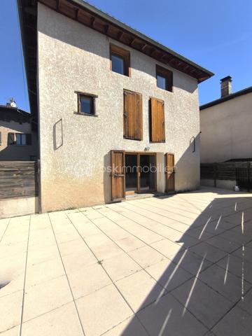 Découvrez cette superbe maison de ville de 130 m², entièrement refaite à neuf, idéalement située dans un quartier calme et recherché du centre-ville de Saint-Jean-de-Moirans. Un véritable cocon alliant confort moderne, luminosité et praticité au quotidien.

Répartie sur deux niveaux, cette maison offre de beaux volumes avec un séjour lumineux de 40m² avec de grandes ouvertures en double vitrage, 3 chambres spacieuses ainsi qu’un espace bureau parfaitement agencées pour accueillir toute la famille. Une salle de bain moderne et 2 WC séparés viennent compléter ce bien pensé pour un confort optimal.

À l’extérieur, laissez-vous séduire par une magnifique terrasse de 65 m², parfaitement exposée : un espace rare en centre-ville, idéal pour profiter des beaux jours en toute tranquillité.

Les prestations sont au rendez-vous : chauffage individuel au gaz, Double vitrage, à proximité immédiate de tout, écoles, commerces, transports bus et gare et accès rapide à l'A48.

Deux places de parking privées, un véritable privilège en cœur de ville.

📍 Un bien rare, prêt à vivre, où il ne reste plus qu’à poser vos valises.

📞 Contactez Anaïs Emptaz 06 85 15 52 63 dès maintenant pour organiser une visite et laissez-vous séduire par ce bien coup de cœur