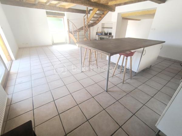 Découvrez cette superbe maison de ville de 130 m², entièrement refaite à neuf, idéalement située dans un quartier calme et recherché du centre-ville de Saint-Jean-de-Moirans. Un véritable cocon alliant confort moderne, luminosité et praticité au quotidien.

Répartie sur deux niveaux, cette maison offre de beaux volumes avec un séjour lumineux de 40m² avec de grandes ouvertures en double vitrage, 3 chambres spacieuses ainsi qu’un espace bureau parfaitement agencées pour accueillir toute la famille. Une salle de bain moderne et 2 WC séparés viennent compléter ce bien pensé pour un confort optimal.

À l’extérieur, laissez-vous séduire par une magnifique terrasse de 65 m², parfaitement exposée : un espace rare en centre-ville, idéal pour profiter des beaux jours en toute tranquillité.

Les prestations sont au rendez-vous : chauffage individuel au gaz, Double vitrage, à proximité immédiate de tout, écoles, commerces, transports bus et gare et accès rapide à l'A48.

Deux places de parking privées, un véritable privilège en cœur de ville.

📍 Un bien rare, prêt à vivre, où il ne reste plus qu’à poser vos valises.

📞 Contactez Anaïs Emptaz 06 85 15 52 63 dès maintenant pour organiser une visite et laissez-vous séduire par ce bien coup de cœur