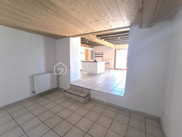 Découvrez cette superbe maison de ville de 130 m², entièrement refaite à neuf, idéalement située dans un quartier calme et recherché du centre-ville de Saint-Jean-de-Moirans. Un véritable cocon alliant confort moderne, luminosité et praticité au quotidien.

Répartie sur deux niveaux, cette maison offre de beaux volumes avec un séjour lumineux de 40m² avec de grandes ouvertures en double vitrage, 3 chambres spacieuses ainsi qu’un espace bureau parfaitement agencées pour accueillir toute la famille. Une salle de bain moderne et 2 WC séparés viennent compléter ce bien pensé pour un confort optimal.

À l’extérieur, laissez-vous séduire par une magnifique terrasse de 65 m², parfaitement exposée : un espace rare en centre-ville, idéal pour profiter des beaux jours en toute tranquillité.

Les prestations sont au rendez-vous : chauffage individuel au gaz, Double vitrage, à proximité immédiate de tout, écoles, commerces, transports bus et gare et accès rapide à l'A48.

Deux places de parking privées, un véritable privilège en cœur de ville.

📍 Un bien rare, prêt à vivre, où il ne reste plus qu’à poser vos valises.

📞 Contactez Anaïs Emptaz 06 85 15 52 63 dès maintenant pour organiser une visite et laissez-vous séduire par ce bien coup de cœur