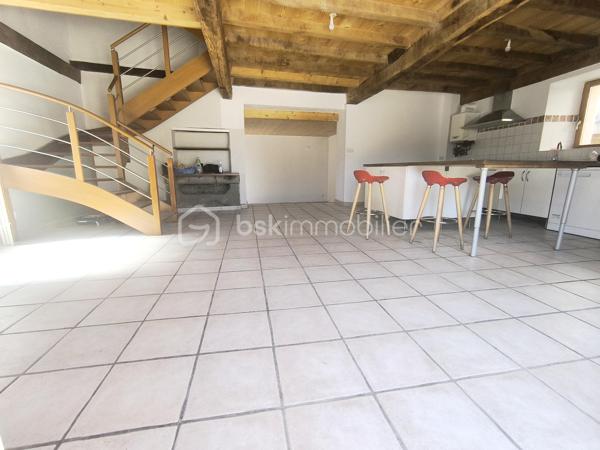 Découvrez cette superbe maison de ville de 130 m², entièrement refaite à neuf, idéalement située dans un quartier calme et recherché du centre-ville de Saint-Jean-de-Moirans. Un véritable cocon alliant confort moderne, luminosité et praticité au quotidien.

Répartie sur deux niveaux, cette maison offre de beaux volumes avec un séjour lumineux de 40m² avec de grandes ouvertures en double vitrage, 3 chambres spacieuses ainsi qu’un espace bureau parfaitement agencées pour accueillir toute la famille. Une salle de bain moderne et 2 WC séparés viennent compléter ce bien pensé pour un confort optimal.

À l’extérieur, laissez-vous séduire par une magnifique terrasse de 65 m², parfaitement exposée : un espace rare en centre-ville, idéal pour profiter des beaux jours en toute tranquillité.

Les prestations sont au rendez-vous : chauffage individuel au gaz, Double vitrage, à proximité immédiate de tout, écoles, commerces, transports bus et gare et accès rapide à l'A48.

Deux places de parking privées, un véritable privilège en cœur de ville.

📍 Un bien rare, prêt à vivre, où il ne reste plus qu’à poser vos valises.

📞 Contactez Anaïs Emptaz 06 85 15 52 63 dès maintenant pour organiser une visite et laissez-vous séduire par ce bien coup de cœur