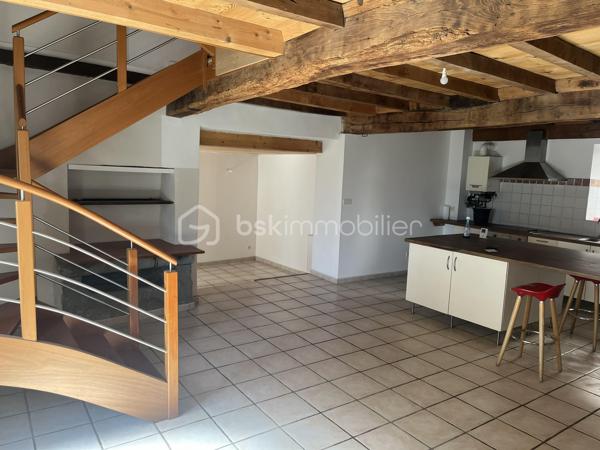Découvrez cette superbe maison de ville de 130 m², entièrement refaite à neuf, idéalement située dans un quartier calme et recherché du centre-ville de Saint-Jean-de-Moirans. Un véritable cocon alliant confort moderne, luminosité et praticité au quotidien.

Répartie sur deux niveaux, cette maison offre de beaux volumes avec un séjour lumineux de 40m² avec de grandes ouvertures en double vitrage, 3 chambres spacieuses ainsi qu’un espace bureau parfaitement agencées pour accueillir toute la famille. Une salle de bain moderne et 2 WC séparés viennent compléter ce bien pensé pour un confort optimal.

À l’extérieur, laissez-vous séduire par une magnifique terrasse de 65 m², parfaitement exposée : un espace rare en centre-ville, idéal pour profiter des beaux jours en toute tranquillité.

Les prestations sont au rendez-vous : chauffage individuel au gaz, Double vitrage, à proximité immédiate de tout, écoles, commerces, transports bus et gare et accès rapide à l'A48.

Deux places de parking privées, un véritable privilège en cœur de ville.

📍 Un bien rare, prêt à vivre, où il ne reste plus qu’à poser vos valises.

📞 Contactez Anaïs Emptaz 06 85 15 52 63 dès maintenant pour organiser une visite et laissez-vous séduire par ce bien coup de cœur