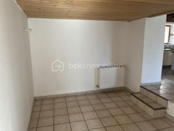Découvrez cette superbe maison de ville de 130 m², entièrement refaite à neuf, idéalement située dans un quartier calme et recherché du centre-ville de Saint-Jean-de-Moirans. Un véritable cocon alliant confort moderne, luminosité et praticité au quotidien.

Répartie sur deux niveaux, cette maison offre de beaux volumes avec un séjour lumineux de 40m² avec de grandes ouvertures en double vitrage, 3 chambres spacieuses ainsi qu’un espace bureau parfaitement agencées pour accueillir toute la famille. Une salle de bain moderne et 2 WC séparés viennent compléter ce bien pensé pour un confort optimal.

À l’extérieur, laissez-vous séduire par une magnifique terrasse de 65 m², parfaitement exposée : un espace rare en centre-ville, idéal pour profiter des beaux jours en toute tranquillité.

Les prestations sont au rendez-vous : chauffage individuel au gaz, Double vitrage, à proximité immédiate de tout, écoles, commerces, transports bus et gare et accès rapide à l'A48.

Deux places de parking privées, un véritable privilège en cœur de ville.

📍 Un bien rare, prêt à vivre, où il ne reste plus qu’à poser vos valises.

📞 Contactez Anaïs Emptaz 06 85 15 52 63 dès maintenant pour organiser une visite et laissez-vous séduire par ce bien coup de cœur