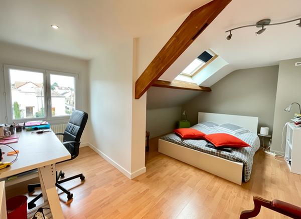 Maison -DPE C -Veranda-séjour 50m² - 5 chambres- parfait état- sous-sol total