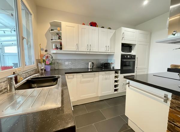 Maison -DPE C -Veranda-séjour 50m² - 5 chambres- parfait état- sous-sol total