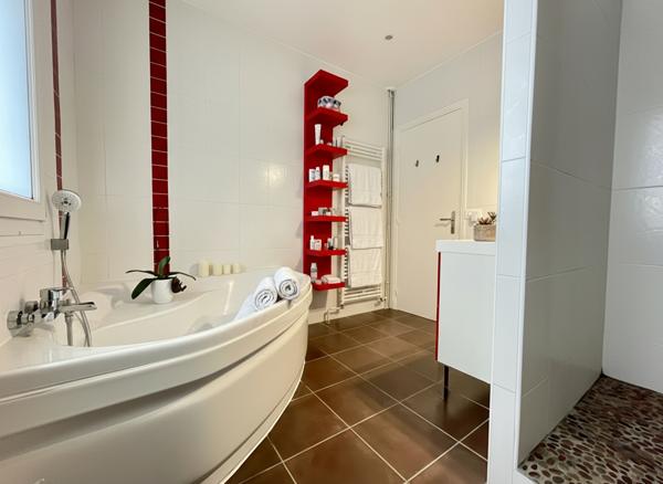 Maison -DPE C -Veranda-séjour 50m² - 5 chambres- parfait état- sous-sol total