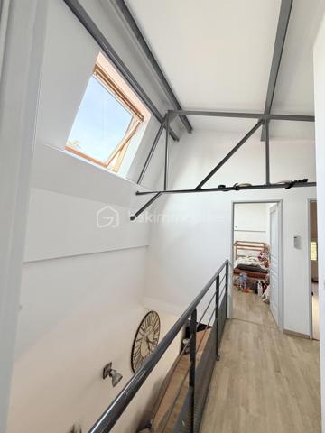 Dans une ancienne usine entièrement réhabilitée, découvrez ce bien duplex esprit maison de ville, alliant cachet, volumes et atmosphère unique.
Situé avenue Pierre Dumont, dans un calme remarquable tout en restant à proximité immédiate des commerces, écoles et TCL, ce bien atypique séduira les amateurs de lieux de vie qui ne ressemble à aucun autre.

Dès l'entrée, la pièce de vie de 44 M2 impressionne par ses volumes et son ambiance chaleureuse s'ouvrant directement sur la terrasse clôturée de 33 M2 véritable prolongement de la pièce. Espace cuisine aménagée et équipée.

Le rez de chaussée propose également une buanderie aménagée et un toilette.
A l'étage, l'espace nuit comprend trois chambres, une salle d'eau avec douche italienne et un second toilette.

Les prestations complètent parfaitement l'ensemble :
Deux places de stationnement privatives, chauffage au sol pour la pièce de vie, local à vélos, excellent état général, copropriété familiale et sécurisée par portail automatique.
Un bien rare sur le secteur, idéal pour ceux qui recherchent davantage qu'un simple appartement : un véritable lieu de vie avec identité, charme et caractère.