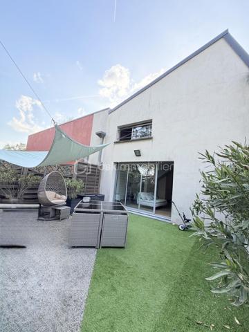 Dans une ancienne usine entièrement réhabilitée, découvrez ce bien duplex esprit maison de ville, alliant cachet, volumes et atmosphère unique.
Situé avenue Pierre Dumont, dans un calme remarquable tout en restant à proximité immédiate des commerces, écoles et TCL, ce bien atypique séduira les amateurs de lieux de vie qui ne ressemble à aucun autre.

Dès l'entrée, la pièce de vie de 44 M2 impressionne par ses volumes et son ambiance chaleureuse s'ouvrant directement sur la terrasse clôturée de 33 M2 véritable prolongement de la pièce. Espace cuisine aménagée et équipée.

Le rez de chaussée propose également une buanderie aménagée et un toilette.
A l'étage, l'espace nuit comprend trois chambres, une salle d'eau avec douche italienne et un second toilette.

Les prestations complètent parfaitement l'ensemble :
Deux places de stationnement privatives, chauffage au sol pour la pièce de vie, local à vélos, excellent état général, copropriété familiale et sécurisée par portail automatique.
Un bien rare sur le secteur, idéal pour ceux qui recherchent davantage qu'un simple appartement : un véritable lieu de vie avec identité, charme et caractère.
