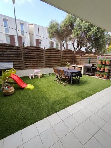 À vendre à La Seyne-sur-Mer, au sein de la résidence " Les Terrasses de Rostand " construite en 2008 et sécurisée, bel appartement T3 de 67 m² situé en rez-de-jardin dans un immeuble d'un étage.

L'appartement se compose d'un séjour lumineux exposé plein sud ouvrant sur une agréable terrasse et un jardin privatif de 38,5 m², de deux chambres de 11,3 m² et 10,4 m², d'une cuisine de 7,5 m², d'une salle de bains de 3,4 m², d'un WC indépendant ainsi qu'un dressing et d'un cellier offrant un espace de rangement supplémentaire.

Vous apprécierez sa belle luminosité, son agencement fonctionnel et son environnement pratique à proximité immédiate des commerces, écoles, transports, du centre-ville de La Seyne-sur-Mer et de l'accès autoroutier.

Prestations :
• Résidence sécurisée avec portail électrique
• Interphone et digicode
• Fibre optique
• Double vitrage
• Volets roulants électriques
• Chauffage individuel au gaz
• Carrelage au sol
• Accès PMR (personnes à mobilité réduite)
• Appartement en bon état général
• Place de parking privative en sous-sol de 14.5 m²

DPE : Classe C
GES : Classe C

Informations financières :
• Loyer actuel : 780 € hors charges + 70 € de provisions sur charges, soit 850 € charges comprises par mois
• Revenus locatifs annuels : 9 360 € hors charges
• Charges de copropriété : 1 400 € par an
• Taxe foncière : 1 614 € par an
• Montant estimé des dépenses annuelles d'énergie : 1 040 € par an (valeur de référence 2023)

Le logement est actuellement loué dans le cadre d'un bail d'habitation non meublé se terminant le 19 août 2027.

Cette situation permet à l'acquéreur de bénéficier immédiatement de revenus locatifs avec un locataire déjà en place et d'un investissement sécurisé jusqu'à l'échéance du bail.

Les + du bien :
✓ Résidence récente et sécurisée
✓ Jardin et terrasse privatifs de 38,5 m²
✓ Séjour lumineux exposé plein sud
✓ Deux chambres bien séparées de l'espace de vie
✓ Dressing et cellier
✓ Parking privatif en sous-sol de 14,5 m²
✓ Fibre optique
✓ Double vitrage et volets roulants électriques
✓ DPE C / GES C
✓ Charges de copropriété maîtrisées
✓ Proximité immédiate des commodités, du centre-ville et de l'autoroute
✓ Loyer actuel de 850 € charges comprises
✓ Investissement locatif sécurisé avec bail en cours jusqu'en août 2027

Une belle opportunité pour un investisseur recherchant un bien de qualité au sein d'une résidence sécurisée, dans un secteur dynamique de La Seyne-sur-Mer.