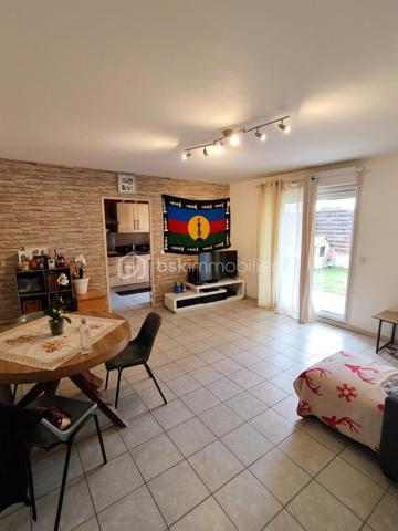 À vendre à La Seyne-sur-Mer, au sein de la résidence " Les Terrasses de Rostand " construite en 2008 et sécurisée, bel appartement T3 de 67 m² situé en rez-de-jardin dans un immeuble d'un étage.

L'appartement se compose d'un séjour lumineux exposé plein sud ouvrant sur une agréable terrasse et un jardin privatif de 38,5 m², de deux chambres de 11,3 m² et 10,4 m², d'une cuisine de 7,5 m², d'une salle de bains de 3,4 m², d'un WC indépendant ainsi qu'un dressing et d'un cellier offrant un espace de rangement supplémentaire.

Vous apprécierez sa belle luminosité, son agencement fonctionnel et son environnement pratique à proximité immédiate des commerces, écoles, transports, du centre-ville de La Seyne-sur-Mer et de l'accès autoroutier.

Prestations :
• Résidence sécurisée avec portail électrique
• Interphone et digicode
• Fibre optique
• Double vitrage
• Volets roulants électriques
• Chauffage individuel au gaz
• Carrelage au sol
• Accès PMR (personnes à mobilité réduite)
• Appartement en bon état général
• Place de parking privative en sous-sol de 14.5 m²

DPE : Classe C
GES : Classe C

Informations financières :
• Loyer actuel : 780 € hors charges + 70 € de provisions sur charges, soit 850 € charges comprises par mois
• Revenus locatifs annuels : 9 360 € hors charges
• Charges de copropriété : 1 400 € par an
• Taxe foncière : 1 614 € par an
• Montant estimé des dépenses annuelles d'énergie : 1 040 € par an (valeur de référence 2023)

Le logement est actuellement loué dans le cadre d'un bail d'habitation non meublé se terminant le 19 août 2027.

Cette situation permet à l'acquéreur de bénéficier immédiatement de revenus locatifs avec un locataire déjà en place et d'un investissement sécurisé jusqu'à l'échéance du bail.

Les + du bien :
✓ Résidence récente et sécurisée
✓ Jardin et terrasse privatifs de 38,5 m²
✓ Séjour lumineux exposé plein sud
✓ Deux chambres bien séparées de l'espace de vie
✓ Dressing et cellier
✓ Parking privatif en sous-sol de 14,5 m²
✓ Fibre optique
✓ Double vitrage et volets roulants électriques
✓ DPE C / GES C
✓ Charges de copropriété maîtrisées
✓ Proximité immédiate des commodités, du centre-ville et de l'autoroute
✓ Loyer actuel de 850 € charges comprises
✓ Investissement locatif sécurisé avec bail en cours jusqu'en août 2027

Une belle opportunité pour un investisseur recherchant un bien de qualité au sein d'une résidence sécurisée, dans un secteur dynamique de La Seyne-sur-Mer.