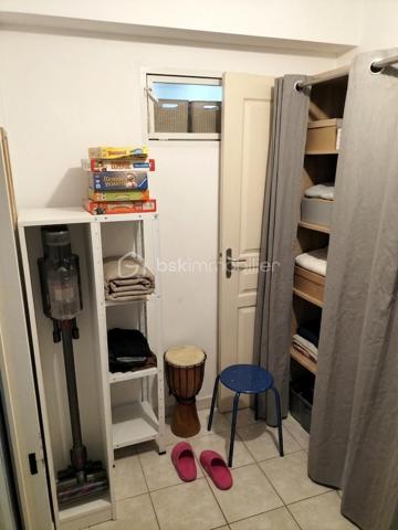 À vendre à La Seyne-sur-Mer, au sein de la résidence " Les Terrasses de Rostand " construite en 2008 et sécurisée, bel appartement T3 de 67 m² situé en rez-de-jardin dans un immeuble d'un étage.

L'appartement se compose d'un séjour lumineux exposé plein sud ouvrant sur une agréable terrasse et un jardin privatif de 38,5 m², de deux chambres de 11,3 m² et 10,4 m², d'une cuisine de 7,5 m², d'une salle de bains de 3,4 m², d'un WC indépendant ainsi qu'un dressing et d'un cellier offrant un espace de rangement supplémentaire.

Vous apprécierez sa belle luminosité, son agencement fonctionnel et son environnement pratique à proximité immédiate des commerces, écoles, transports, du centre-ville de La Seyne-sur-Mer et de l'accès autoroutier.

Prestations :
• Résidence sécurisée avec portail électrique
• Interphone et digicode
• Fibre optique
• Double vitrage
• Volets roulants électriques
• Chauffage individuel au gaz
• Carrelage au sol
• Accès PMR (personnes à mobilité réduite)
• Appartement en bon état général
• Place de parking privative en sous-sol de 14.5 m²

DPE : Classe C
GES : Classe C

Informations financières :
• Loyer actuel : 780 € hors charges + 70 € de provisions sur charges, soit 850 € charges comprises par mois
• Revenus locatifs annuels : 9 360 € hors charges
• Charges de copropriété : 1 400 € par an
• Taxe foncière : 1 614 € par an
• Montant estimé des dépenses annuelles d'énergie : 1 040 € par an (valeur de référence 2023)

Le logement est actuellement loué dans le cadre d'un bail d'habitation non meublé se terminant le 19 août 2027.

Cette situation permet à l'acquéreur de bénéficier immédiatement de revenus locatifs avec un locataire déjà en place et d'un investissement sécurisé jusqu'à l'échéance du bail.

Les + du bien :
✓ Résidence récente et sécurisée
✓ Jardin et terrasse privatifs de 38,5 m²
✓ Séjour lumineux exposé plein sud
✓ Deux chambres bien séparées de l'espace de vie
✓ Dressing et cellier
✓ Parking privatif en sous-sol de 14,5 m²
✓ Fibre optique
✓ Double vitrage et volets roulants électriques
✓ DPE C / GES C
✓ Charges de copropriété maîtrisées
✓ Proximité immédiate des commodités, du centre-ville et de l'autoroute
✓ Loyer actuel de 850 € charges comprises
✓ Investissement locatif sécurisé avec bail en cours jusqu'en août 2027

Une belle opportunité pour un investisseur recherchant un bien de qualité au sein d'une résidence sécurisée, dans un secteur dynamique de La Seyne-sur-Mer.