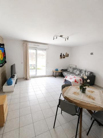 À vendre à La Seyne-sur-Mer, au sein de la résidence " Les Terrasses de Rostand " construite en 2008 et sécurisée, bel appartement T3 de 67 m² situé en rez-de-jardin dans un immeuble d'un étage.

L'appartement se compose d'un séjour lumineux exposé plein sud ouvrant sur une agréable terrasse et un jardin privatif de 38,5 m², de deux chambres de 11,3 m² et 10,4 m², d'une cuisine de 7,5 m², d'une salle de bains de 3,4 m², d'un WC indépendant ainsi qu'un dressing et d'un cellier offrant un espace de rangement supplémentaire.

Vous apprécierez sa belle luminosité, son agencement fonctionnel et son environnement pratique à proximité immédiate des commerces, écoles, transports, du centre-ville de La Seyne-sur-Mer et de l'accès autoroutier.

Prestations :
• Résidence sécurisée avec portail électrique
• Interphone et digicode
• Fibre optique
• Double vitrage
• Volets roulants électriques
• Chauffage individuel au gaz
• Carrelage au sol
• Accès PMR (personnes à mobilité réduite)
• Appartement en bon état général
• Place de parking privative en sous-sol de 14.5 m²

DPE : Classe C
GES : Classe C

Informations financières :
• Loyer actuel : 780 € hors charges + 70 € de provisions sur charges, soit 850 € charges comprises par mois
• Revenus locatifs annuels : 9 360 € hors charges
• Charges de copropriété : 1 400 € par an
• Taxe foncière : 1 614 € par an
• Montant estimé des dépenses annuelles d'énergie : 1 040 € par an (valeur de référence 2023)

Le logement est actuellement loué dans le cadre d'un bail d'habitation non meublé se terminant le 19 août 2027.

Cette situation permet à l'acquéreur de bénéficier immédiatement de revenus locatifs avec un locataire déjà en place et d'un investissement sécurisé jusqu'à l'échéance du bail.

Les + du bien :
✓ Résidence récente et sécurisée
✓ Jardin et terrasse privatifs de 38,5 m²
✓ Séjour lumineux exposé plein sud
✓ Deux chambres bien séparées de l'espace de vie
✓ Dressing et cellier
✓ Parking privatif en sous-sol de 14,5 m²
✓ Fibre optique
✓ Double vitrage et volets roulants électriques
✓ DPE C / GES C
✓ Charges de copropriété maîtrisées
✓ Proximité immédiate des commodités, du centre-ville et de l'autoroute
✓ Loyer actuel de 850 € charges comprises
✓ Investissement locatif sécurisé avec bail en cours jusqu'en août 2027

Une belle opportunité pour un investisseur recherchant un bien de qualité au sein d'une résidence sécurisée, dans un secteur dynamique de La Seyne-sur-Mer.