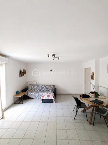 À vendre à La Seyne-sur-Mer, au sein de la résidence " Les Terrasses de Rostand " construite en 2008 et sécurisée, bel appartement T3 de 67 m² situé en rez-de-jardin dans un immeuble d'un étage.

L'appartement se compose d'un séjour lumineux exposé plein sud ouvrant sur une agréable terrasse et un jardin privatif de 38,5 m², de deux chambres de 11,3 m² et 10,4 m², d'une cuisine de 7,5 m², d'une salle de bains de 3,4 m², d'un WC indépendant ainsi qu'un dressing et d'un cellier offrant un espace de rangement supplémentaire.

Vous apprécierez sa belle luminosité, son agencement fonctionnel et son environnement pratique à proximité immédiate des commerces, écoles, transports, du centre-ville de La Seyne-sur-Mer et de l'accès autoroutier.

Prestations :
• Résidence sécurisée avec portail électrique
• Interphone et digicode
• Fibre optique
• Double vitrage
• Volets roulants électriques
• Chauffage individuel au gaz
• Carrelage au sol
• Accès PMR (personnes à mobilité réduite)
• Appartement en bon état général
• Place de parking privative en sous-sol de 14.5 m²

DPE : Classe C
GES : Classe C

Informations financières :
• Loyer actuel : 780 € hors charges + 70 € de provisions sur charges, soit 850 € charges comprises par mois
• Revenus locatifs annuels : 9 360 € hors charges
• Charges de copropriété : 1 400 € par an
• Taxe foncière : 1 614 € par an
• Montant estimé des dépenses annuelles d'énergie : 1 040 € par an (valeur de référence 2023)

Le logement est actuellement loué dans le cadre d'un bail d'habitation non meublé se terminant le 19 août 2027.

Cette situation permet à l'acquéreur de bénéficier immédiatement de revenus locatifs avec un locataire déjà en place et d'un investissement sécurisé jusqu'à l'échéance du bail.

Les + du bien :
✓ Résidence récente et sécurisée
✓ Jardin et terrasse privatifs de 38,5 m²
✓ Séjour lumineux exposé plein sud
✓ Deux chambres bien séparées de l'espace de vie
✓ Dressing et cellier
✓ Parking privatif en sous-sol de 14,5 m²
✓ Fibre optique
✓ Double vitrage et volets roulants électriques
✓ DPE C / GES C
✓ Charges de copropriété maîtrisées
✓ Proximité immédiate des commodités, du centre-ville et de l'autoroute
✓ Loyer actuel de 850 € charges comprises
✓ Investissement locatif sécurisé avec bail en cours jusqu'en août 2027

Une belle opportunité pour un investisseur recherchant un bien de qualité au sein d'une résidence sécurisée, dans un secteur dynamique de La Seyne-sur-Mer.