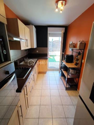À vendre à La Seyne-sur-Mer, au sein de la résidence " Les Terrasses de Rostand " construite en 2008 et sécurisée, bel appartement T3 de 67 m² situé en rez-de-jardin dans un immeuble d'un étage.

L'appartement se compose d'un séjour lumineux exposé plein sud ouvrant sur une agréable terrasse et un jardin privatif de 38,5 m², de deux chambres de 11,3 m² et 10,4 m², d'une cuisine de 7,5 m², d'une salle de bains de 3,4 m², d'un WC indépendant ainsi qu'un dressing et d'un cellier offrant un espace de rangement supplémentaire.

Vous apprécierez sa belle luminosité, son agencement fonctionnel et son environnement pratique à proximité immédiate des commerces, écoles, transports, du centre-ville de La Seyne-sur-Mer et de l'accès autoroutier.

Prestations :
• Résidence sécurisée avec portail électrique
• Interphone et digicode
• Fibre optique
• Double vitrage
• Volets roulants électriques
• Chauffage individuel au gaz
• Carrelage au sol
• Accès PMR (personnes à mobilité réduite)
• Appartement en bon état général
• Place de parking privative en sous-sol de 14.5 m²

DPE : Classe C
GES : Classe C

Informations financières :
• Loyer actuel : 780 € hors charges + 70 € de provisions sur charges, soit 850 € charges comprises par mois
• Revenus locatifs annuels : 9 360 € hors charges
• Charges de copropriété : 1 400 € par an
• Taxe foncière : 1 614 € par an
• Montant estimé des dépenses annuelles d'énergie : 1 040 € par an (valeur de référence 2023)

Le logement est actuellement loué dans le cadre d'un bail d'habitation non meublé se terminant le 19 août 2027.

Cette situation permet à l'acquéreur de bénéficier immédiatement de revenus locatifs avec un locataire déjà en place et d'un investissement sécurisé jusqu'à l'échéance du bail.

Les + du bien :
✓ Résidence récente et sécurisée
✓ Jardin et terrasse privatifs de 38,5 m²
✓ Séjour lumineux exposé plein sud
✓ Deux chambres bien séparées de l'espace de vie
✓ Dressing et cellier
✓ Parking privatif en sous-sol de 14,5 m²
✓ Fibre optique
✓ Double vitrage et volets roulants électriques
✓ DPE C / GES C
✓ Charges de copropriété maîtrisées
✓ Proximité immédiate des commodités, du centre-ville et de l'autoroute
✓ Loyer actuel de 850 € charges comprises
✓ Investissement locatif sécurisé avec bail en cours jusqu'en août 2027

Une belle opportunité pour un investisseur recherchant un bien de qualité au sein d'une résidence sécurisée, dans un secteur dynamique de La Seyne-sur-Mer.