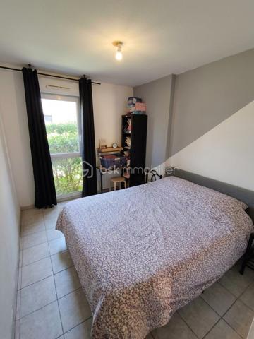 À vendre à La Seyne-sur-Mer, au sein de la résidence " Les Terrasses de Rostand " construite en 2008 et sécurisée, bel appartement T3 de 67 m² situé en rez-de-jardin dans un immeuble d'un étage.

L'appartement se compose d'un séjour lumineux exposé plein sud ouvrant sur une agréable terrasse et un jardin privatif de 38,5 m², de deux chambres de 11,3 m² et 10,4 m², d'une cuisine de 7,5 m², d'une salle de bains de 3,4 m², d'un WC indépendant ainsi qu'un dressing et d'un cellier offrant un espace de rangement supplémentaire.

Vous apprécierez sa belle luminosité, son agencement fonctionnel et son environnement pratique à proximité immédiate des commerces, écoles, transports, du centre-ville de La Seyne-sur-Mer et de l'accès autoroutier.

Prestations :
• Résidence sécurisée avec portail électrique
• Interphone et digicode
• Fibre optique
• Double vitrage
• Volets roulants électriques
• Chauffage individuel au gaz
• Carrelage au sol
• Accès PMR (personnes à mobilité réduite)
• Appartement en bon état général
• Place de parking privative en sous-sol de 14.5 m²

DPE : Classe C
GES : Classe C

Informations financières :
• Loyer actuel : 780 € hors charges + 70 € de provisions sur charges, soit 850 € charges comprises par mois
• Revenus locatifs annuels : 9 360 € hors charges
• Charges de copropriété : 1 400 € par an
• Taxe foncière : 1 614 € par an
• Montant estimé des dépenses annuelles d'énergie : 1 040 € par an (valeur de référence 2023)

Le logement est actuellement loué dans le cadre d'un bail d'habitation non meublé se terminant le 19 août 2027.

Cette situation permet à l'acquéreur de bénéficier immédiatement de revenus locatifs avec un locataire déjà en place et d'un investissement sécurisé jusqu'à l'échéance du bail.

Les + du bien :
✓ Résidence récente et sécurisée
✓ Jardin et terrasse privatifs de 38,5 m²
✓ Séjour lumineux exposé plein sud
✓ Deux chambres bien séparées de l'espace de vie
✓ Dressing et cellier
✓ Parking privatif en sous-sol de 14,5 m²
✓ Fibre optique
✓ Double vitrage et volets roulants électriques
✓ DPE C / GES C
✓ Charges de copropriété maîtrisées
✓ Proximité immédiate des commodités, du centre-ville et de l'autoroute
✓ Loyer actuel de 850 € charges comprises
✓ Investissement locatif sécurisé avec bail en cours jusqu'en août 2027

Une belle opportunité pour un investisseur recherchant un bien de qualité au sein d'une résidence sécurisée, dans un secteur dynamique de La Seyne-sur-Mer.