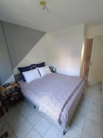 À vendre à La Seyne-sur-Mer, au sein de la résidence " Les Terrasses de Rostand " construite en 2008 et sécurisée, bel appartement T3 de 67 m² situé en rez-de-jardin dans un immeuble d'un étage.

L'appartement se compose d'un séjour lumineux exposé plein sud ouvrant sur une agréable terrasse et un jardin privatif de 38,5 m², de deux chambres de 11,3 m² et 10,4 m², d'une cuisine de 7,5 m², d'une salle de bains de 3,4 m², d'un WC indépendant ainsi qu'un dressing et d'un cellier offrant un espace de rangement supplémentaire.

Vous apprécierez sa belle luminosité, son agencement fonctionnel et son environnement pratique à proximité immédiate des commerces, écoles, transports, du centre-ville de La Seyne-sur-Mer et de l'accès autoroutier.

Prestations :
• Résidence sécurisée avec portail électrique
• Interphone et digicode
• Fibre optique
• Double vitrage
• Volets roulants électriques
• Chauffage individuel au gaz
• Carrelage au sol
• Accès PMR (personnes à mobilité réduite)
• Appartement en bon état général
• Place de parking privative en sous-sol de 14.5 m²

DPE : Classe C
GES : Classe C

Informations financières :
• Loyer actuel : 780 € hors charges + 70 € de provisions sur charges, soit 850 € charges comprises par mois
• Revenus locatifs annuels : 9 360 € hors charges
• Charges de copropriété : 1 400 € par an
• Taxe foncière : 1 614 € par an
• Montant estimé des dépenses annuelles d'énergie : 1 040 € par an (valeur de référence 2023)

Le logement est actuellement loué dans le cadre d'un bail d'habitation non meublé se terminant le 19 août 2027.

Cette situation permet à l'acquéreur de bénéficier immédiatement de revenus locatifs avec un locataire déjà en place et d'un investissement sécurisé jusqu'à l'échéance du bail.

Les + du bien :
✓ Résidence récente et sécurisée
✓ Jardin et terrasse privatifs de 38,5 m²
✓ Séjour lumineux exposé plein sud
✓ Deux chambres bien séparées de l'espace de vie
✓ Dressing et cellier
✓ Parking privatif en sous-sol de 14,5 m²
✓ Fibre optique
✓ Double vitrage et volets roulants électriques
✓ DPE C / GES C
✓ Charges de copropriété maîtrisées
✓ Proximité immédiate des commodités, du centre-ville et de l'autoroute
✓ Loyer actuel de 850 € charges comprises
✓ Investissement locatif sécurisé avec bail en cours jusqu'en août 2027

Une belle opportunité pour un investisseur recherchant un bien de qualité au sein d'une résidence sécurisée, dans un secteur dynamique de La Seyne-sur-Mer.