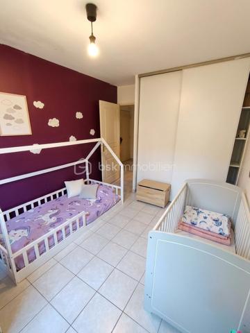 À vendre à La Seyne-sur-Mer, au sein de la résidence " Les Terrasses de Rostand " construite en 2008 et sécurisée, bel appartement T3 de 67 m² situé en rez-de-jardin dans un immeuble d'un étage.

L'appartement se compose d'un séjour lumineux exposé plein sud ouvrant sur une agréable terrasse et un jardin privatif de 38,5 m², de deux chambres de 11,3 m² et 10,4 m², d'une cuisine de 7,5 m², d'une salle de bains de 3,4 m², d'un WC indépendant ainsi qu'un dressing et d'un cellier offrant un espace de rangement supplémentaire.

Vous apprécierez sa belle luminosité, son agencement fonctionnel et son environnement pratique à proximité immédiate des commerces, écoles, transports, du centre-ville de La Seyne-sur-Mer et de l'accès autoroutier.

Prestations :
• Résidence sécurisée avec portail électrique
• Interphone et digicode
• Fibre optique
• Double vitrage
• Volets roulants électriques
• Chauffage individuel au gaz
• Carrelage au sol
• Accès PMR (personnes à mobilité réduite)
• Appartement en bon état général
• Place de parking privative en sous-sol de 14.5 m²

DPE : Classe C
GES : Classe C

Informations financières :
• Loyer actuel : 780 € hors charges + 70 € de provisions sur charges, soit 850 € charges comprises par mois
• Revenus locatifs annuels : 9 360 € hors charges
• Charges de copropriété : 1 400 € par an
• Taxe foncière : 1 614 € par an
• Montant estimé des dépenses annuelles d'énergie : 1 040 € par an (valeur de référence 2023)

Le logement est actuellement loué dans le cadre d'un bail d'habitation non meublé se terminant le 19 août 2027.

Cette situation permet à l'acquéreur de bénéficier immédiatement de revenus locatifs avec un locataire déjà en place et d'un investissement sécurisé jusqu'à l'échéance du bail.

Les + du bien :
✓ Résidence récente et sécurisée
✓ Jardin et terrasse privatifs de 38,5 m²
✓ Séjour lumineux exposé plein sud
✓ Deux chambres bien séparées de l'espace de vie
✓ Dressing et cellier
✓ Parking privatif en sous-sol de 14,5 m²
✓ Fibre optique
✓ Double vitrage et volets roulants électriques
✓ DPE C / GES C
✓ Charges de copropriété maîtrisées
✓ Proximité immédiate des commodités, du centre-ville et de l'autoroute
✓ Loyer actuel de 850 € charges comprises
✓ Investissement locatif sécurisé avec bail en cours jusqu'en août 2027

Une belle opportunité pour un investisseur recherchant un bien de qualité au sein d'une résidence sécurisée, dans un secteur dynamique de La Seyne-sur-Mer.