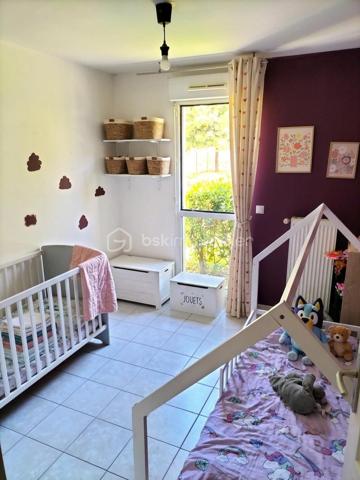 À vendre à La Seyne-sur-Mer, au sein de la résidence " Les Terrasses de Rostand " construite en 2008 et sécurisée, bel appartement T3 de 67 m² situé en rez-de-jardin dans un immeuble d'un étage.

L'appartement se compose d'un séjour lumineux exposé plein sud ouvrant sur une agréable terrasse et un jardin privatif de 38,5 m², de deux chambres de 11,3 m² et 10,4 m², d'une cuisine de 7,5 m², d'une salle de bains de 3,4 m², d'un WC indépendant ainsi qu'un dressing et d'un cellier offrant un espace de rangement supplémentaire.

Vous apprécierez sa belle luminosité, son agencement fonctionnel et son environnement pratique à proximité immédiate des commerces, écoles, transports, du centre-ville de La Seyne-sur-Mer et de l'accès autoroutier.

Prestations :
• Résidence sécurisée avec portail électrique
• Interphone et digicode
• Fibre optique
• Double vitrage
• Volets roulants électriques
• Chauffage individuel au gaz
• Carrelage au sol
• Accès PMR (personnes à mobilité réduite)
• Appartement en bon état général
• Place de parking privative en sous-sol de 14.5 m²

DPE : Classe C
GES : Classe C

Informations financières :
• Loyer actuel : 780 € hors charges + 70 € de provisions sur charges, soit 850 € charges comprises par mois
• Revenus locatifs annuels : 9 360 € hors charges
• Charges de copropriété : 1 400 € par an
• Taxe foncière : 1 614 € par an
• Montant estimé des dépenses annuelles d'énergie : 1 040 € par an (valeur de référence 2023)

Le logement est actuellement loué dans le cadre d'un bail d'habitation non meublé se terminant le 19 août 2027.

Cette situation permet à l'acquéreur de bénéficier immédiatement de revenus locatifs avec un locataire déjà en place et d'un investissement sécurisé jusqu'à l'échéance du bail.

Les + du bien :
✓ Résidence récente et sécurisée
✓ Jardin et terrasse privatifs de 38,5 m²
✓ Séjour lumineux exposé plein sud
✓ Deux chambres bien séparées de l'espace de vie
✓ Dressing et cellier
✓ Parking privatif en sous-sol de 14,5 m²
✓ Fibre optique
✓ Double vitrage et volets roulants électriques
✓ DPE C / GES C
✓ Charges de copropriété maîtrisées
✓ Proximité immédiate des commodités, du centre-ville et de l'autoroute
✓ Loyer actuel de 850 € charges comprises
✓ Investissement locatif sécurisé avec bail en cours jusqu'en août 2027

Une belle opportunité pour un investisseur recherchant un bien de qualité au sein d'une résidence sécurisée, dans un secteur dynamique de La Seyne-sur-Mer.