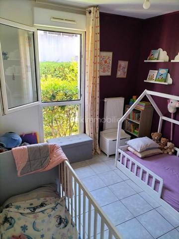 À vendre à La Seyne-sur-Mer, au sein de la résidence " Les Terrasses de Rostand " construite en 2008 et sécurisée, bel appartement T3 de 67 m² situé en rez-de-jardin dans un immeuble d'un étage.

L'appartement se compose d'un séjour lumineux exposé plein sud ouvrant sur une agréable terrasse et un jardin privatif de 38,5 m², de deux chambres de 11,3 m² et 10,4 m², d'une cuisine de 7,5 m², d'une salle de bains de 3,4 m², d'un WC indépendant ainsi qu'un dressing et d'un cellier offrant un espace de rangement supplémentaire.

Vous apprécierez sa belle luminosité, son agencement fonctionnel et son environnement pratique à proximité immédiate des commerces, écoles, transports, du centre-ville de La Seyne-sur-Mer et de l'accès autoroutier.

Prestations :
• Résidence sécurisée avec portail électrique
• Interphone et digicode
• Fibre optique
• Double vitrage
• Volets roulants électriques
• Chauffage individuel au gaz
• Carrelage au sol
• Accès PMR (personnes à mobilité réduite)
• Appartement en bon état général
• Place de parking privative en sous-sol de 14.5 m²

DPE : Classe C
GES : Classe C

Informations financières :
• Loyer actuel : 780 € hors charges + 70 € de provisions sur charges, soit 850 € charges comprises par mois
• Revenus locatifs annuels : 9 360 € hors charges
• Charges de copropriété : 1 400 € par an
• Taxe foncière : 1 614 € par an
• Montant estimé des dépenses annuelles d'énergie : 1 040 € par an (valeur de référence 2023)

Le logement est actuellement loué dans le cadre d'un bail d'habitation non meublé se terminant le 19 août 2027.

Cette situation permet à l'acquéreur de bénéficier immédiatement de revenus locatifs avec un locataire déjà en place et d'un investissement sécurisé jusqu'à l'échéance du bail.

Les + du bien :
✓ Résidence récente et sécurisée
✓ Jardin et terrasse privatifs de 38,5 m²
✓ Séjour lumineux exposé plein sud
✓ Deux chambres bien séparées de l'espace de vie
✓ Dressing et cellier
✓ Parking privatif en sous-sol de 14,5 m²
✓ Fibre optique
✓ Double vitrage et volets roulants électriques
✓ DPE C / GES C
✓ Charges de copropriété maîtrisées
✓ Proximité immédiate des commodités, du centre-ville et de l'autoroute
✓ Loyer actuel de 850 € charges comprises
✓ Investissement locatif sécurisé avec bail en cours jusqu'en août 2027

Une belle opportunité pour un investisseur recherchant un bien de qualité au sein d'une résidence sécurisée, dans un secteur dynamique de La Seyne-sur-Mer.